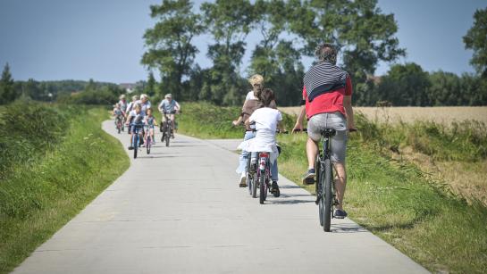 fietsers jong en oud