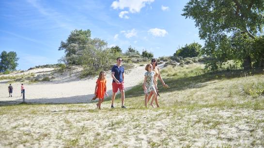 Gezin wandelt in de duinen