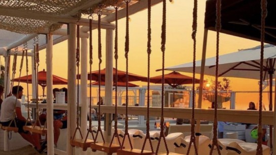 beachbar Sofie's Sunset bij zonsondergang