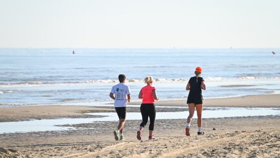 Joggers op het strand
