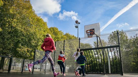 Kinderen spelen in een omnisportkooi