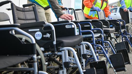 Rolstoelen op een rij