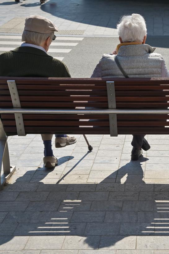 Senioren rusten uit op een zitbank in de Zeelaan