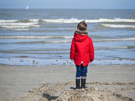 Kindje aan de waterlijn