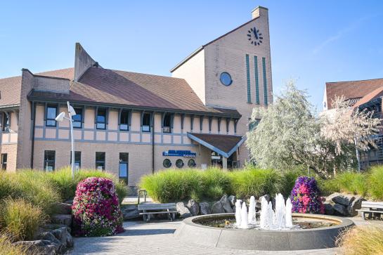 Afbeelding met de gevel van de bibliotheek van Koksijde